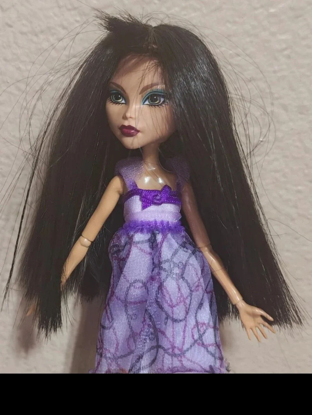 Beautiful 2008 Monster High Cleo de Nile With Purple Outfit